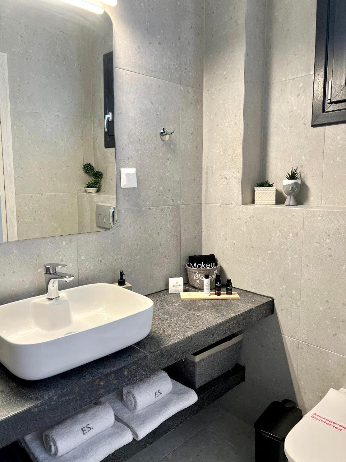 Four Shades Luxury Suites Сарти Экстерьер фото